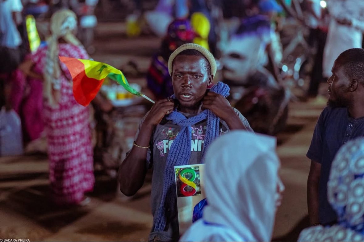 secondair_effet's tweet image. 📌Les arrivées ne s’arrêtent pas.
Des groupes se forment, des histoires se racontent, des chants partent sans prévenir.
L’événement commence déjà avant l’heure.

#sonko #senegal #pastef #meeting

Badara 📸