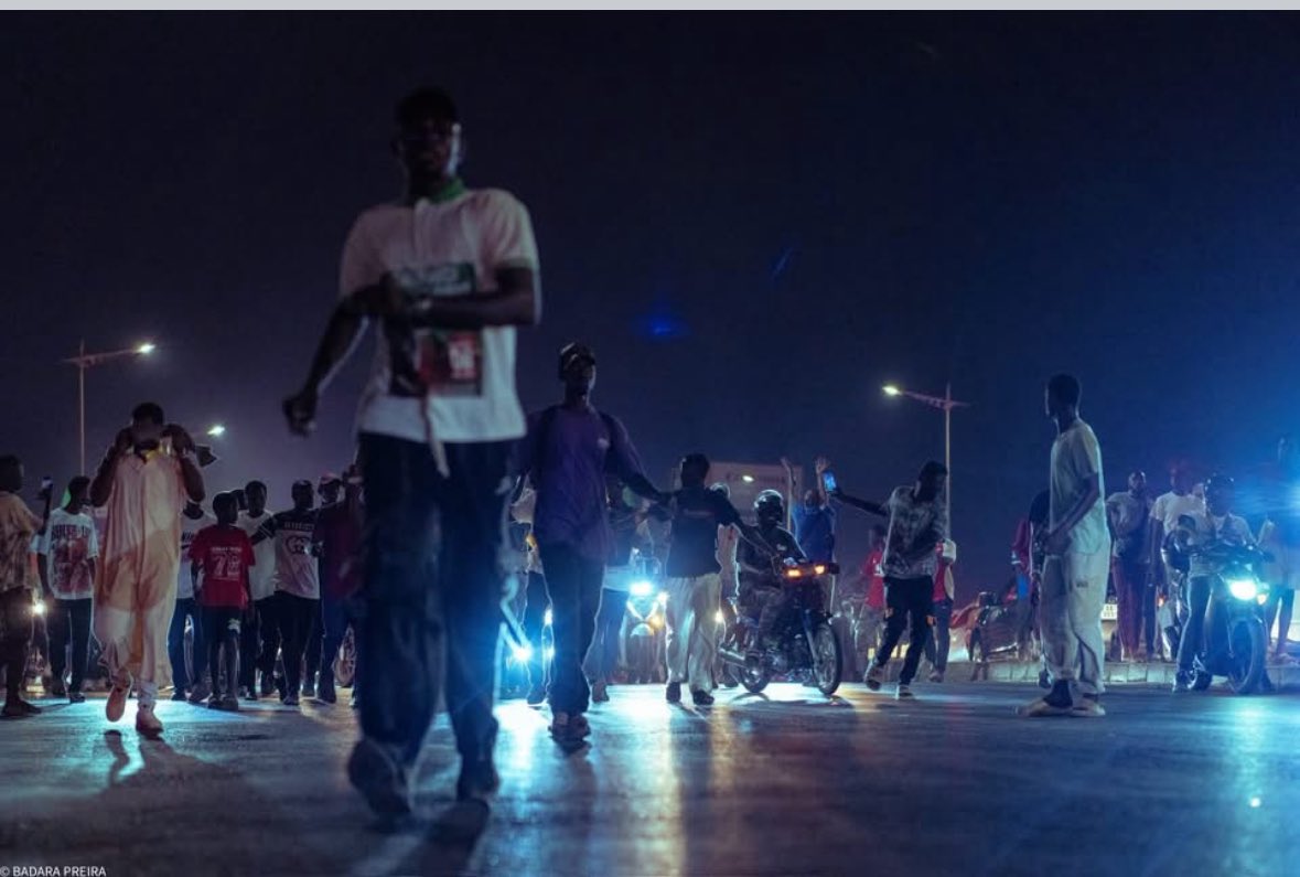 secondair_effet's tweet image. 📌Les arrivées ne s’arrêtent pas.
Des groupes se forment, des histoires se racontent, des chants partent sans prévenir.
L’événement commence déjà avant l’heure.

#sonko #senegal #pastef #meeting

Badara 📸