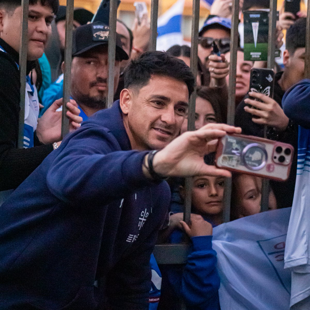 Cruzados's tweet photo. 𝙏𝙊𝘿𝙊𝙎 𝙅𝙐𝙉𝙏𝙊𝙎 🤍💙

Vamos #LosCruzados y #LasCruzadas ✊ https://t.co/9R7TvfK4cd