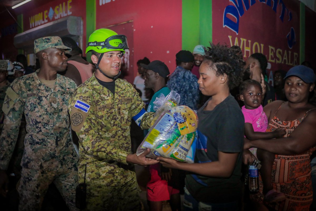 El apoyo a Jamaica continúa. Instituciones del Sistema Nacional de #ProtecciónCivil desarrollan la entrega de ayuda humanitaria en comunidades afectadas por el huracán Melissa, reafirmando el compromiso solidario del Gobierno del Presidente <a href="/nayibbukele/">Nayib Bukele</a>. 

📍Westmoreland.