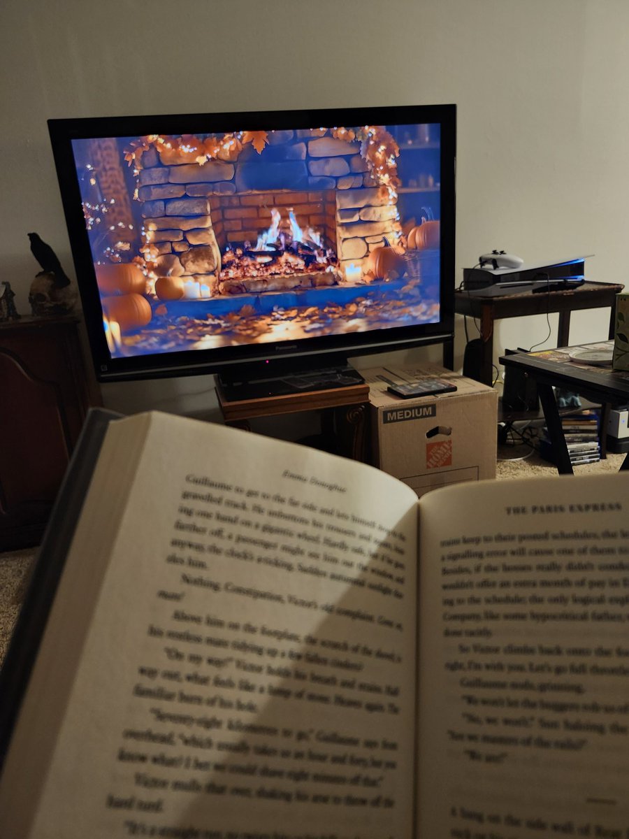 Made myself comfy while my partner works 🩵