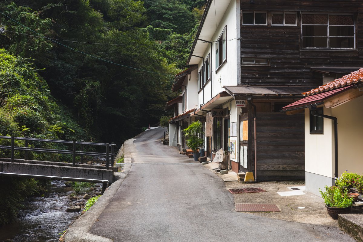 macotaro37's tweet photo. その他写真📷️

『温泉愛好者が選ぶ「ひなびた温泉」全国ランキング』で、1位に選ばれたこともあるそうです！

大きな車だと到達は難しそうな細い道を進む必要があるので、レンタカーなどで行かれる際には、軽やコンパクトカーがよいかとー https://t.co/xifAtEOJuS