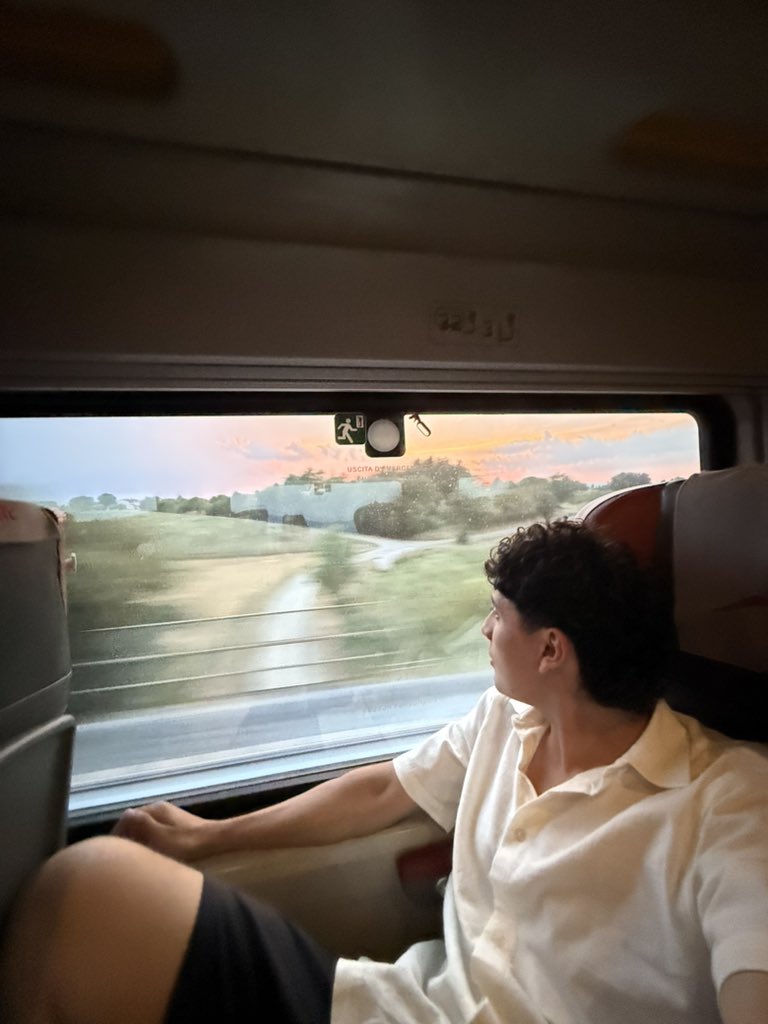 GarzonLeonard1's tweet photo. 1. Cruzando el golfo de Finlandia 🇫🇮 
2. Recorriendo Milán - Roma 🇮🇹
3. Siendo runner por el río Sena 🇫🇷
3. En las orillas del río neva -San Petersburgo  🇷🇺 https://t.co/0YQ2fxlb7S