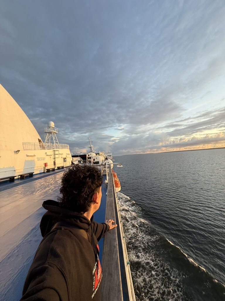 GarzonLeonard1's tweet photo. 1. Cruzando el golfo de Finlandia 🇫🇮 
2. Recorriendo Milán - Roma 🇮🇹
3. Siendo runner por el río Sena 🇫🇷
3. En las orillas del río neva -San Petersburgo  🇷🇺 https://t.co/0YQ2fxlb7S