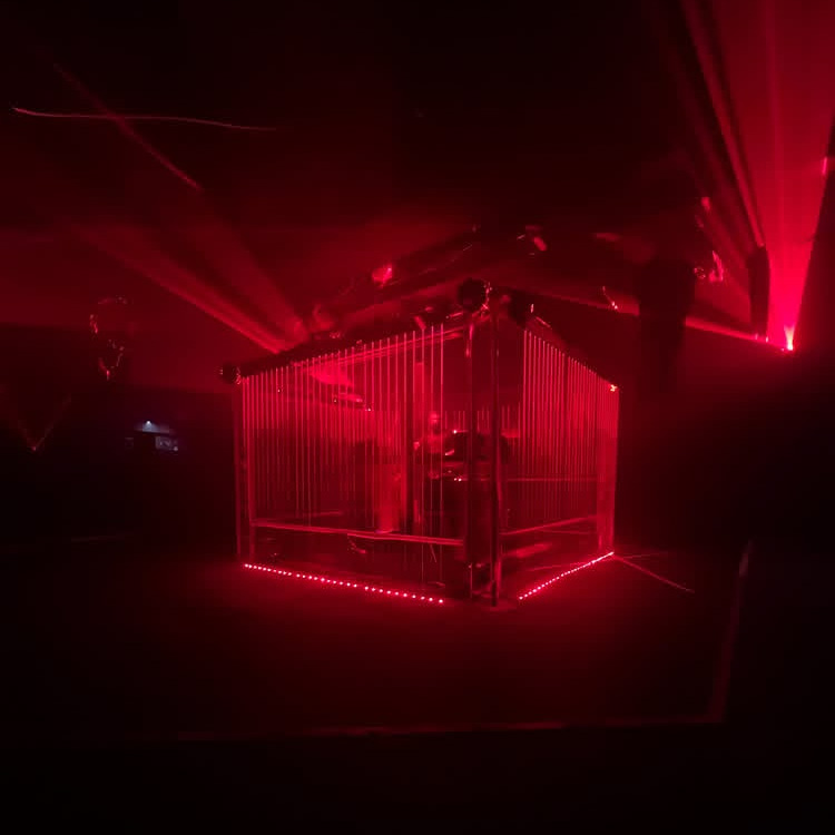 先日の先日のCoalvilleでのDJ Booth、別名Red Cage。
ど真ん中ではないがクラウドに囲まれてのなんちゃらルームライクなスタイル。照明が真っ赤でとてもクールだったぜ。