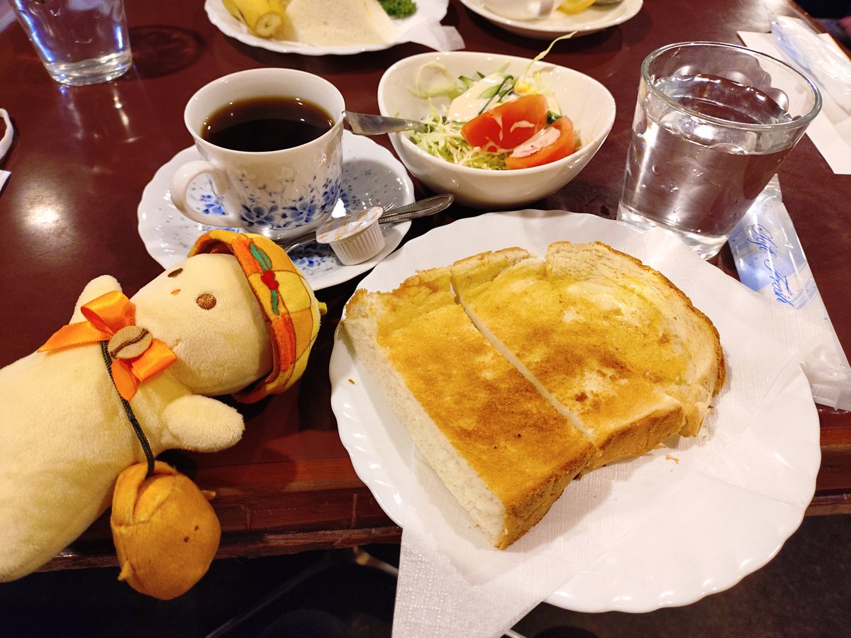 今日はサテンちゃんと友達と一緒に喫茶外國船さんとこに行きました。
店内がおしゃれで船の中にいるみたいでした。
#喫茶店