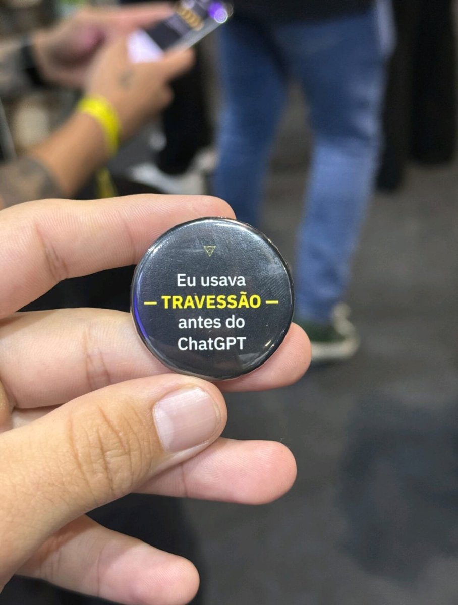 😅 Advogado divulga um botton que recebeu em defesa dos usuários de travessão antes das inteligências artificiais (IA): “Eu usava travessão antes do ChatGPT.”