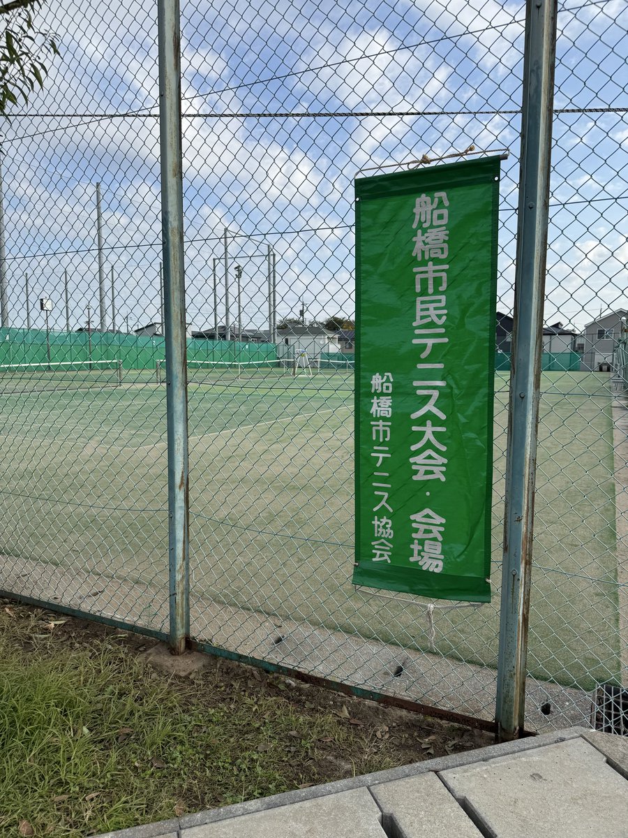 bigdipper's tweet photo. 中々の好成績
デュースは4回もあったけどスコアは08
73歳のお兄さんに振り回された！

#今日のテニス 
8:30-9:30 市民大会 65歳以上男子シングルス
10:00-13:00 仲間の会社コートで練習会
15:00-16:10 レッスン

#テニス https://t.co/Ahs0CQR7HL