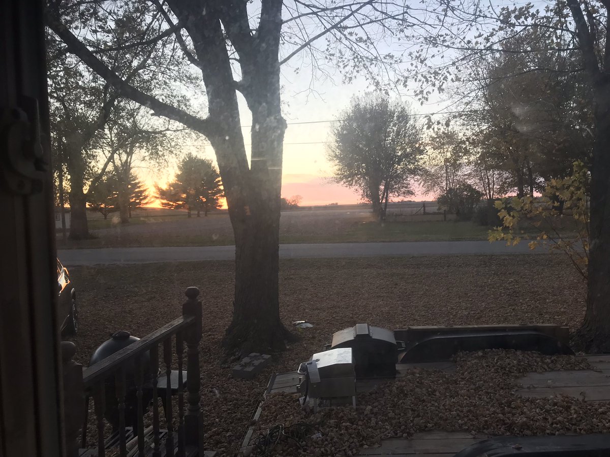 MayTaurus89's tweet photo. I can say I can get used to country life amazing sunsets In the front yard and deer in the backyard https://t.co/Udn80MZbXm