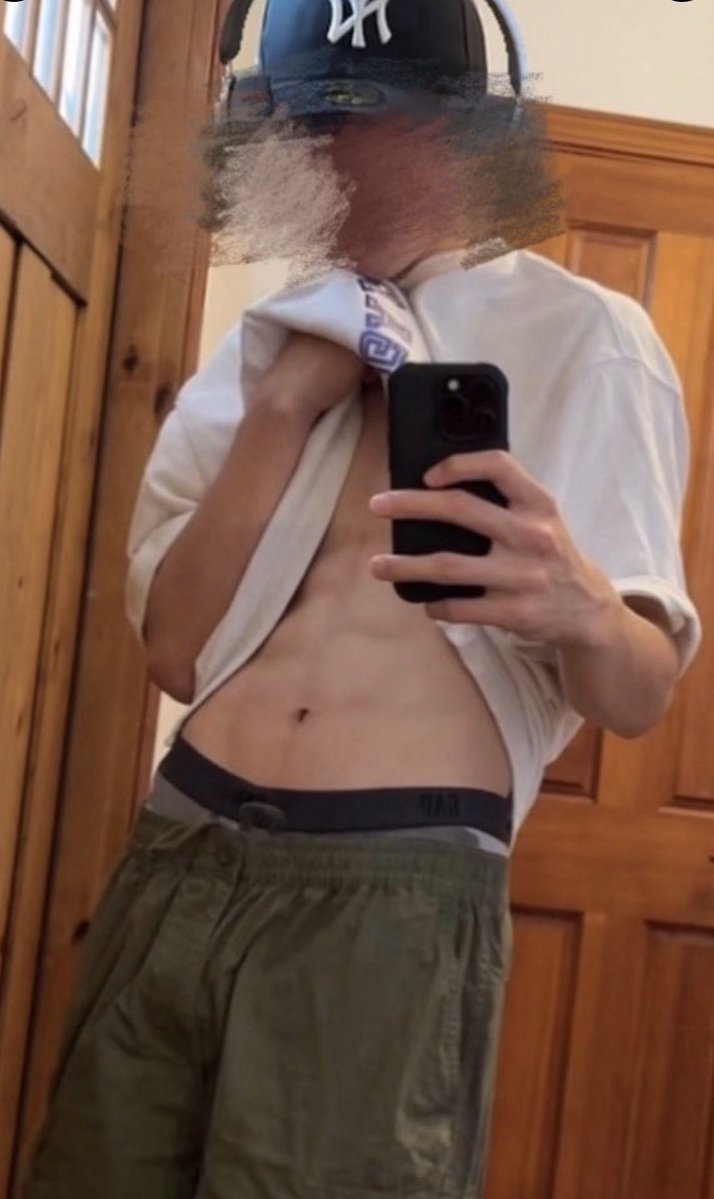 y4ECAvbGwH53778's tweet image. こう見えてタトゥー入ってます！
まあ恋人にしか見せないけど！
#dd #バイ