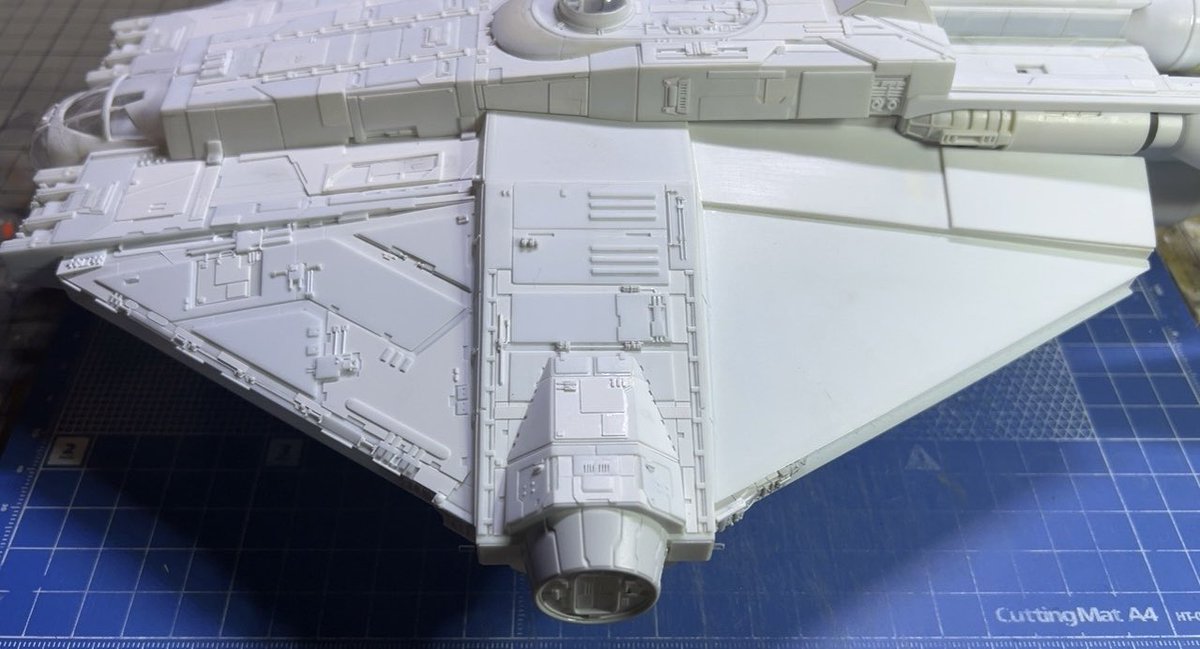 GillesV27t's tweet image. ドッキングポートのパネル上下４枚終わりました。ここのパネルは厚みが複雑でCGなんだなと。プロップ作ってる時代ならこうはならなかったんだろなと。
#144theghost #ghostphantomII #scratchbuild