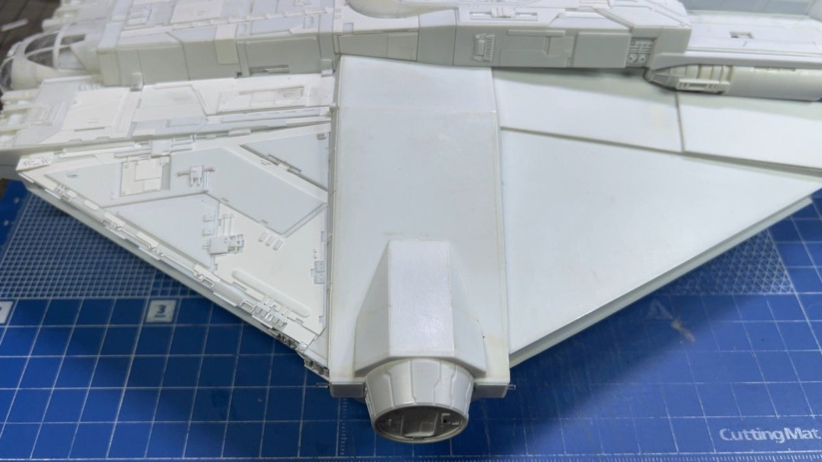 GillesV27t's tweet image. ドッキングポートのパネル上下４枚終わりました。ここのパネルは厚みが複雑でCGなんだなと。プロップ作ってる時代ならこうはならなかったんだろなと。
#144theghost #ghostphantomII #scratchbuild