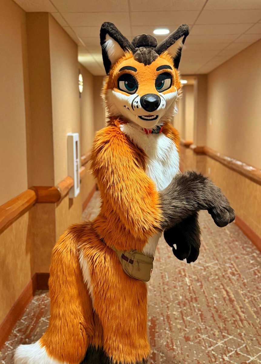 Foxyyyy!

🪡: <a href="/AlphaDogsStudio/">Alpha Dogs</a>.
#FursuitFriday
