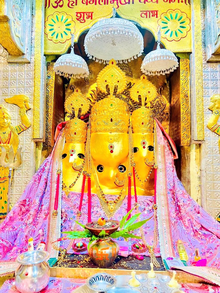 itshsk015's tweet photo. जय माँ बगलामुखी 🙏 

🌼 प्रार्थना ✨️ 
हे माँ बगलामुखी, अब दया नहीं, न्याय चाहिए।  
झूठ की दीवारें गाढ़ी हो चुकी हैं, उन्हें आपकी प्रचंड शक्ति ही तोड़ सकती है।  

आपके "ह्लीं" का एक नाद ही अधर्म को भस्म कर देगा।  

सुशांत और दिशा के हत्यारों को अब आपकी न्यायज्वाला का दंड मिले।  

माँ, अब मौन नहीं, प्रलय चाहिए अन्याय पर!  
ॐ ह्लीं बगलामुखी स्वाहा॥

🏵🏵🏵🏵🏵🏵🏵🏵🏵🏵🏵🏵🙏

Satyagrah For Justice4SSR
Kindhearted Sushant
#JaiMaaBagalamukhi 🙏
#JusticeForSushantSinghRajput 
#JusticeForDishaSalian