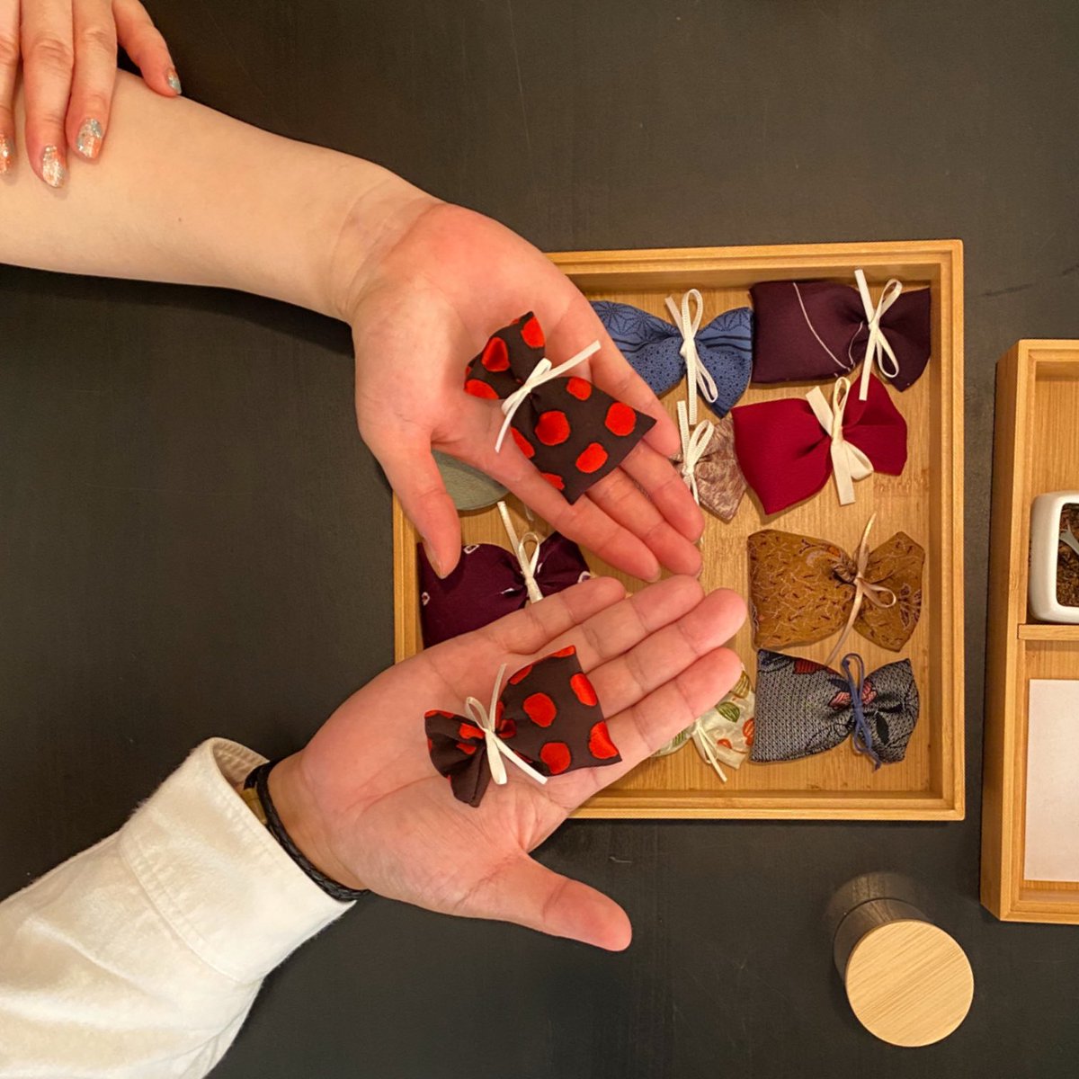 q11g4uDVTQwrb5a's tweet image. 迷いなく同じ袋をお選び頂いたおふたり、香りの好みも似ているようでした。秋晴れの箱根をドライブ🚗紅葉🍁だけでなく仙石原のススキもこれから見頃ですね。11月は連休も多くお出かけにぴったり、小田原の秋の海ものおすすめです。11/8(土)11時オープンです。