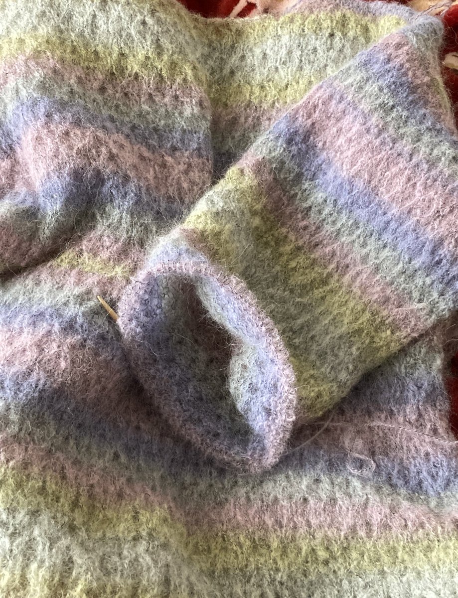 進捗
今まで太めの糸でざくざく編んできたからまったく進まない🫠
#編み物 #棒針 #編み物好きな人と繋がりたい