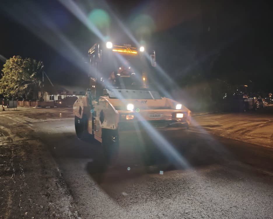 07112025 - di Seberang Perai Selatan

FT 283 J. Transkerian 
sek 2.88 - 3.66 

#BerkalaPavemen
Fasa 3 

Team BP #THBMPenang #SeberangPeraiSelatan laksana kerja ini di sini

- mill + pave 

kemajuan :  60.00 % 

📸 suasana kerja 

#THBMHQ p