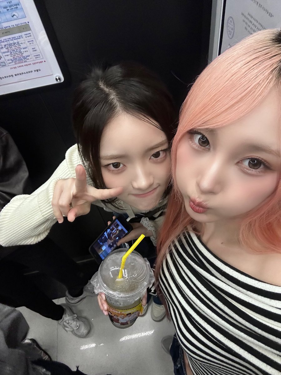 I_m_chillin's tweet photo. 세상이 거꾸로 돌아두 나는 언니랑 함께 아이칠린할랭!! 히히 생일 진심으루 축하해🥰💗🫳🥺

#ICHILLIN #아이칠린 #CHOWON #초원 https://t.co/dKuBdfy1gW