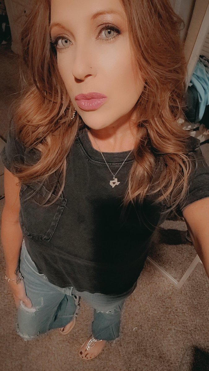 FayeMginger's tweet image. See ya at dinner.....go ahead and order drinks! 🥰🥂#FridayVibes #favoriteredhead #dinnerdate