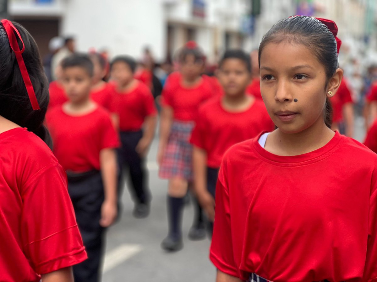 EducacionZ7_Ec's tweet photo. Instituciones educativas del Distrito Loja participaron en el colorido pregón que recorrió las principales calles de la ciudad, llenando de música, danza y cultura cada rincón, hasta llegar a la emblemática Plaza de San Sebastián. 🎶💃🕺

#ElNuevoEcuador https://t.co/wKtDpwSsLS