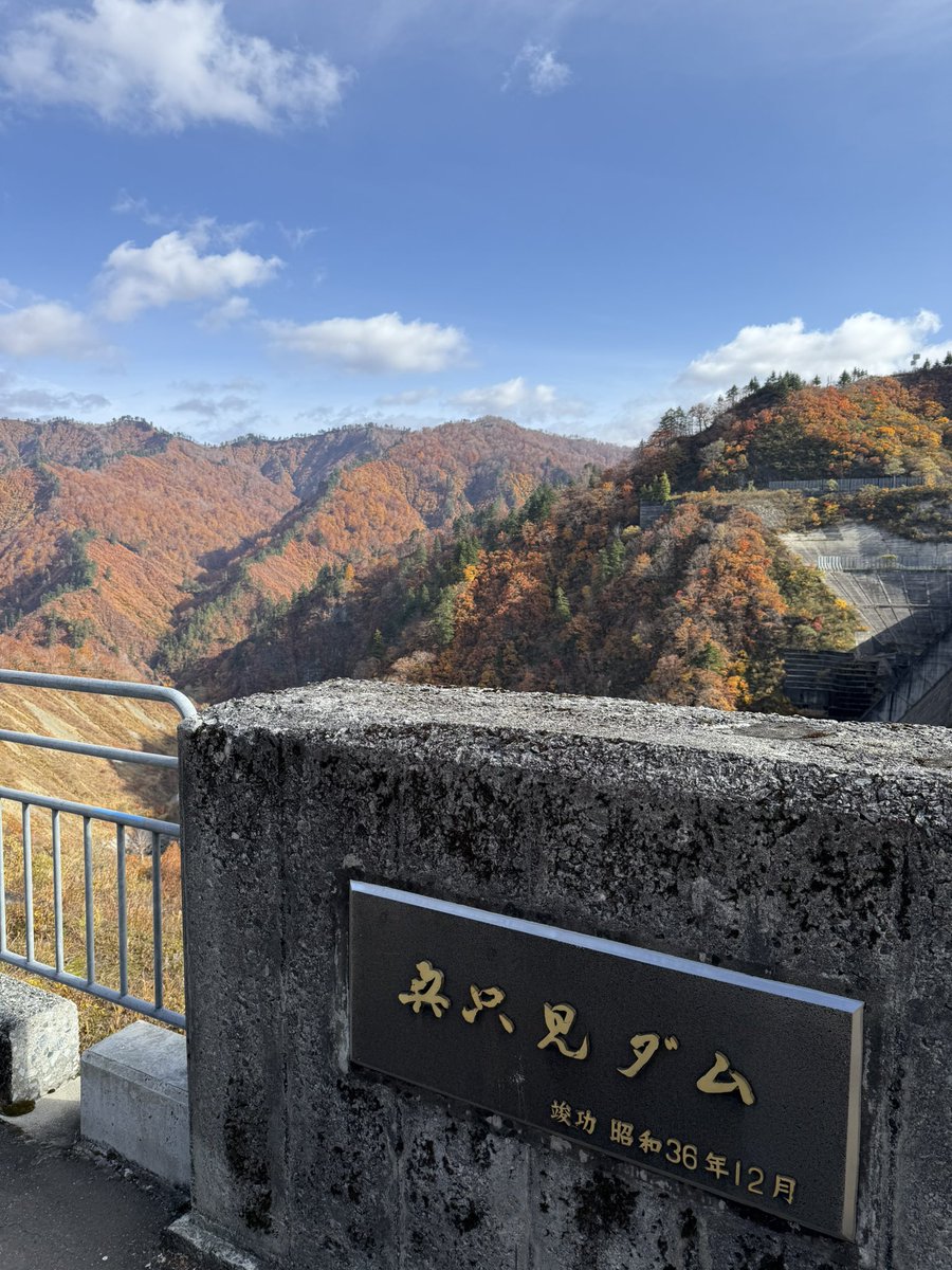 777you55's tweet photo. ダムカード巡り、新潟県　奥只見ダムは良い天気です。
紅葉も見られます。 https://t.co/vTYQzsVPGm