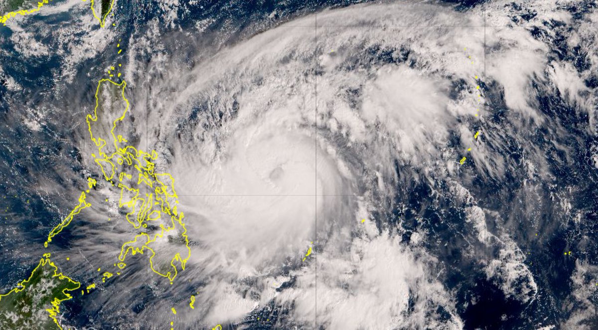 ABSCBNNews's tweet photo. TINGNAN: Halos kasinglaki na ng Pilipinas ang bagyong #UwanPH na patuloy ang paglapit sa lupa, base sa kuha ng Himawari-8/9 satellite ng Japan Meteorological Agency pasado 8 a.m. ngayong Sabado, Nov. 8, 2025.

Pumasok ang bagyo sa loob ng PAR nitong Biyernes ng gabi at nakataas na ang wind signal number 1 at 2 sa ilang lugar. #WeatherPatrol

(Courtesy: JMA)