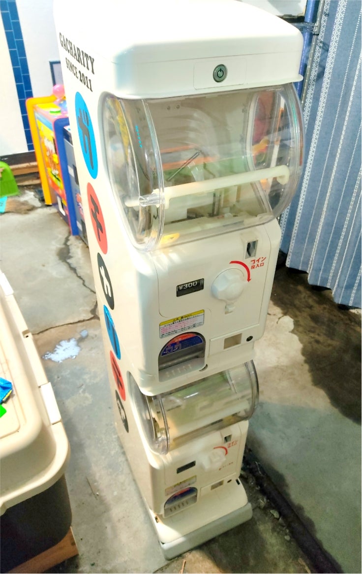 kalza3's tweet photo. Gacha2はガッチリした作りで転倒させた程度での不具合はカプセルステーションより断然少ないけど、オペレーションにクセがある事や経年とともに致命的な不具合が起きるのが難点…
こちらはお客様からの依頼で修理中のタカラトミーのGacha2
#タカラトミー
#Gacha2
#カプセルステーション
#バンダイ https://t.co/RtmyXIfJKN
