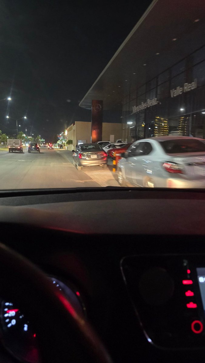 EnriquEstrada's tweet image. @ZapopanGob @MovilidadZap Autos obstruyendo banquetas afuera de restaurantes en av. Servidor publico