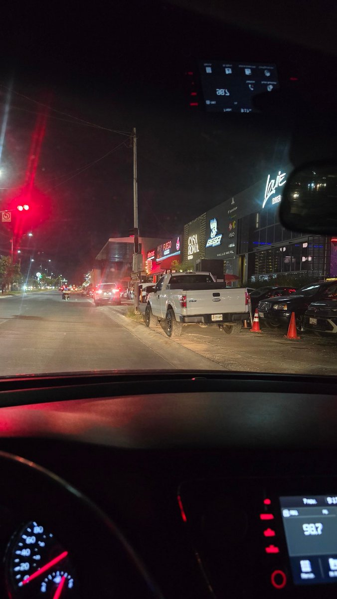 EnriquEstrada's tweet image. @ZapopanGob @MovilidadZap Autos obstruyendo banquetas afuera de restaurantes en av. Servidor publico