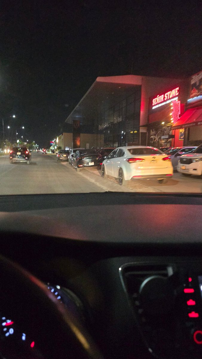 EnriquEstrada's tweet image. @ZapopanGob @MovilidadZap Autos obstruyendo banquetas afuera de restaurantes en av. Servidor publico