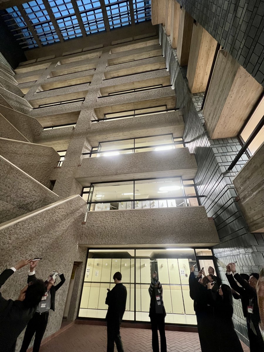 yuko_koenkai's tweet image. 国立国会図書館の研修に参加いたしました。
写真は地下8階から地上を見上げることができる中庭からの一枚です。長時間業務にあたる職員の方々が、陽の光を感じられるよう設けられた空間とのこと。
階段もありますが、普段はほとんど使われないそうです。

#竹上ゆうこ
#減税保守こども
#国立国会図書館
