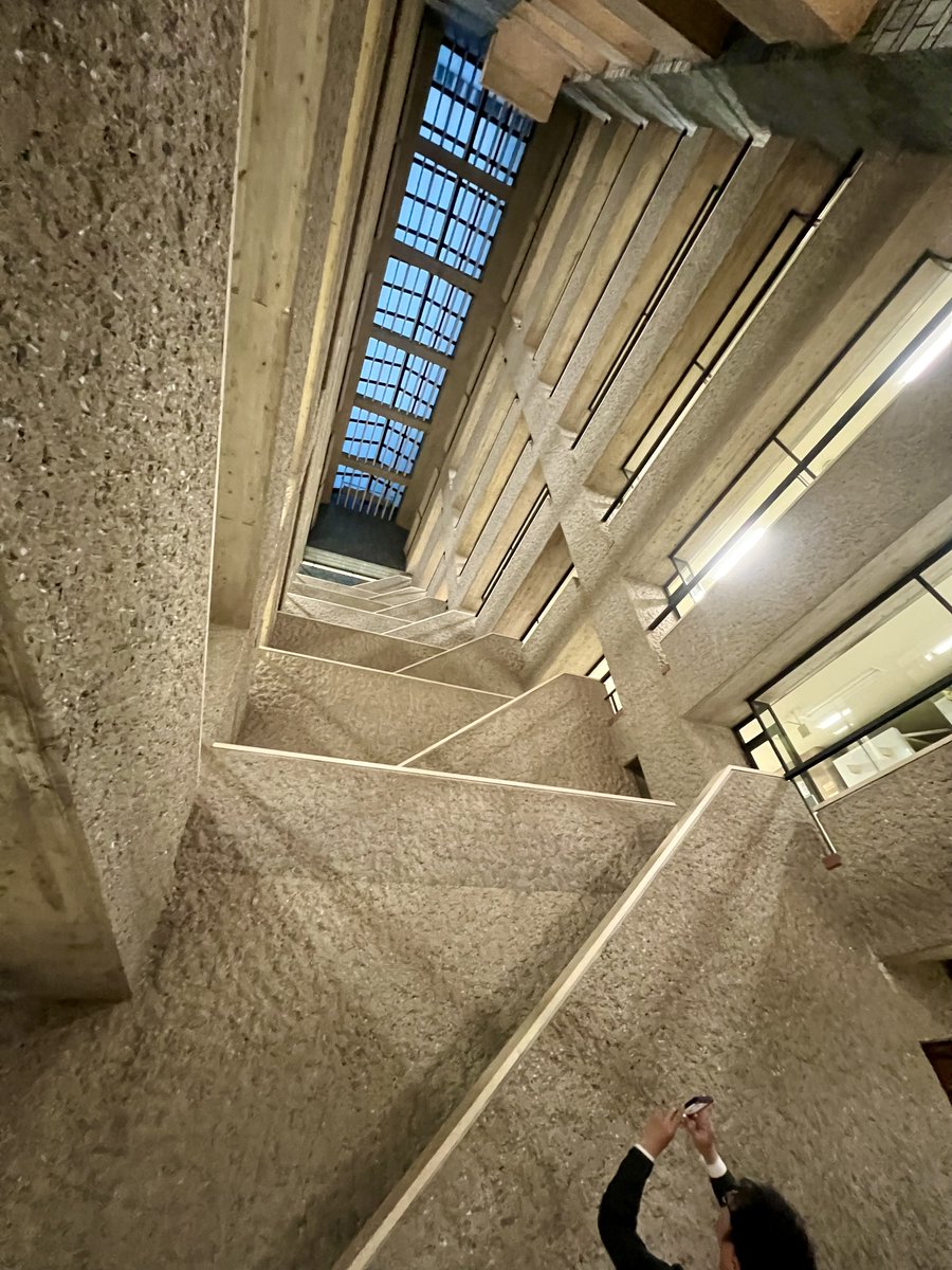 yuko_koenkai's tweet image. 国立国会図書館の研修に参加いたしました。
写真は地下8階から地上を見上げることができる中庭からの一枚です。長時間業務にあたる職員の方々が、陽の光を感じられるよう設けられた空間とのこと。
階段もありますが、普段はほとんど使われないそうです。

#竹上ゆうこ
#減税保守こども
#国立国会図書館