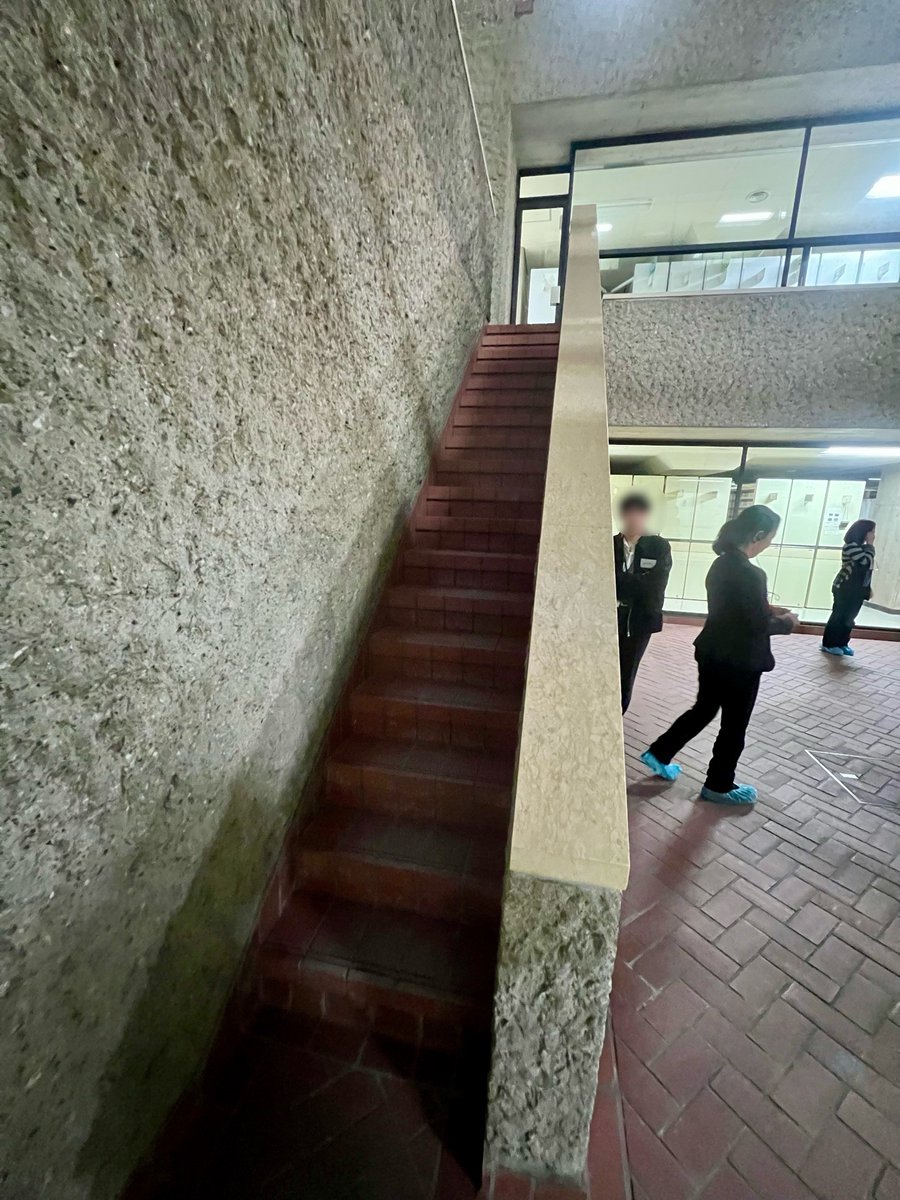 yuko_koenkai's tweet image. 国立国会図書館の研修に参加いたしました。
写真は地下8階から地上を見上げることができる中庭からの一枚です。長時間業務にあたる職員の方々が、陽の光を感じられるよう設けられた空間とのこと。
階段もありますが、普段はほとんど使われないそうです。

#竹上ゆうこ
#減税保守こども
#国立国会図書館