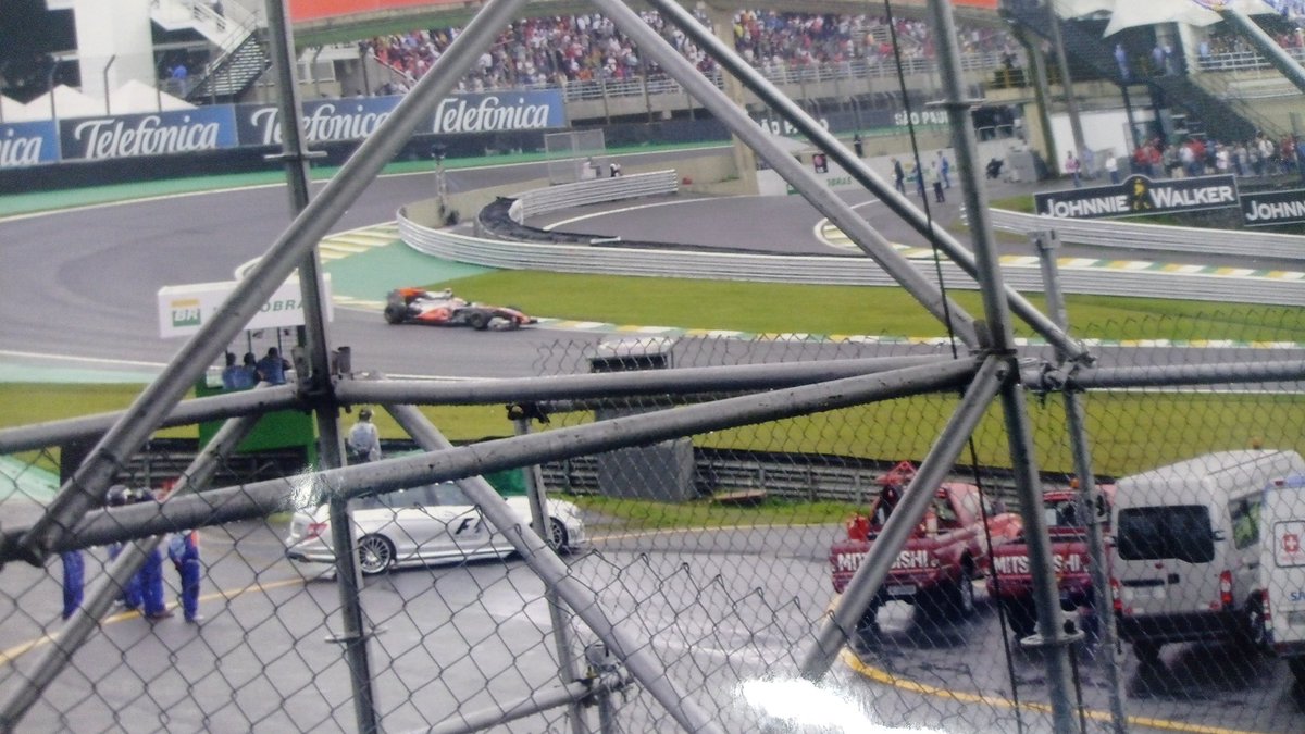 ericksanalover's tweet photo. meu pai conseguiu tirar uma foto do hamilton no gp de interlagos de 2010 e SÓ HOJE eu descobri isso https://t.co/RvIC8bx2wQ
