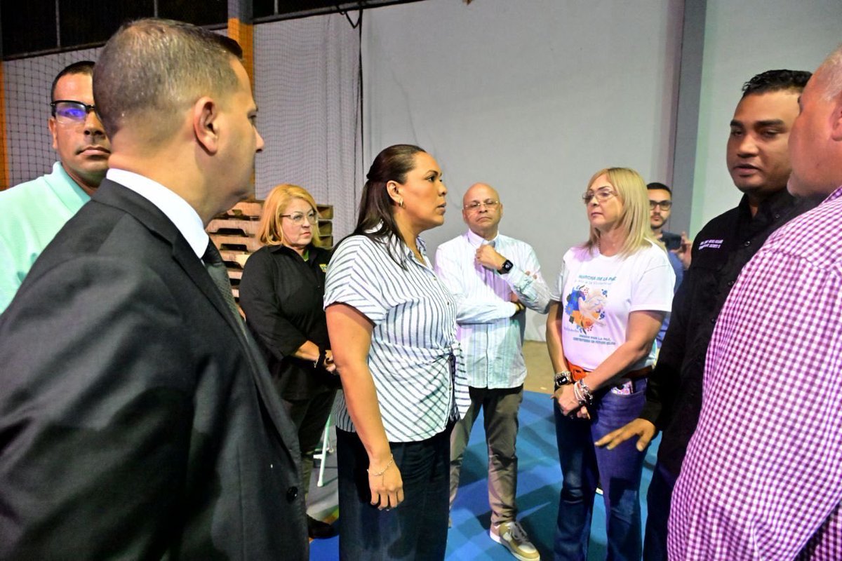 En su última parada del día, la secretaria <a href="/RosachelyRivera/">Rosachely Rivera Santana</a> estuvo en el centro de acopio de Manatí junto al alcalde José Sánchez para conocer el proceso de clasificación de los artículos que se enviarán a Jamaica. <a href="/gobiernodepr/">Gobierno de Puerto Rico</a>