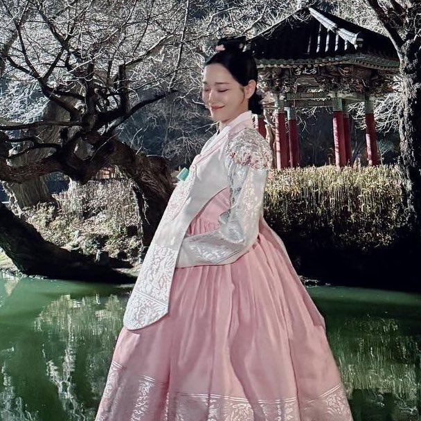 그니까 이런 토끼같은 아내가 갑자기 억울하게 죽었다고..??? 나같아도 평생 못 잊고 피폐버석왕세자되서 복수만보고 살아갈듯