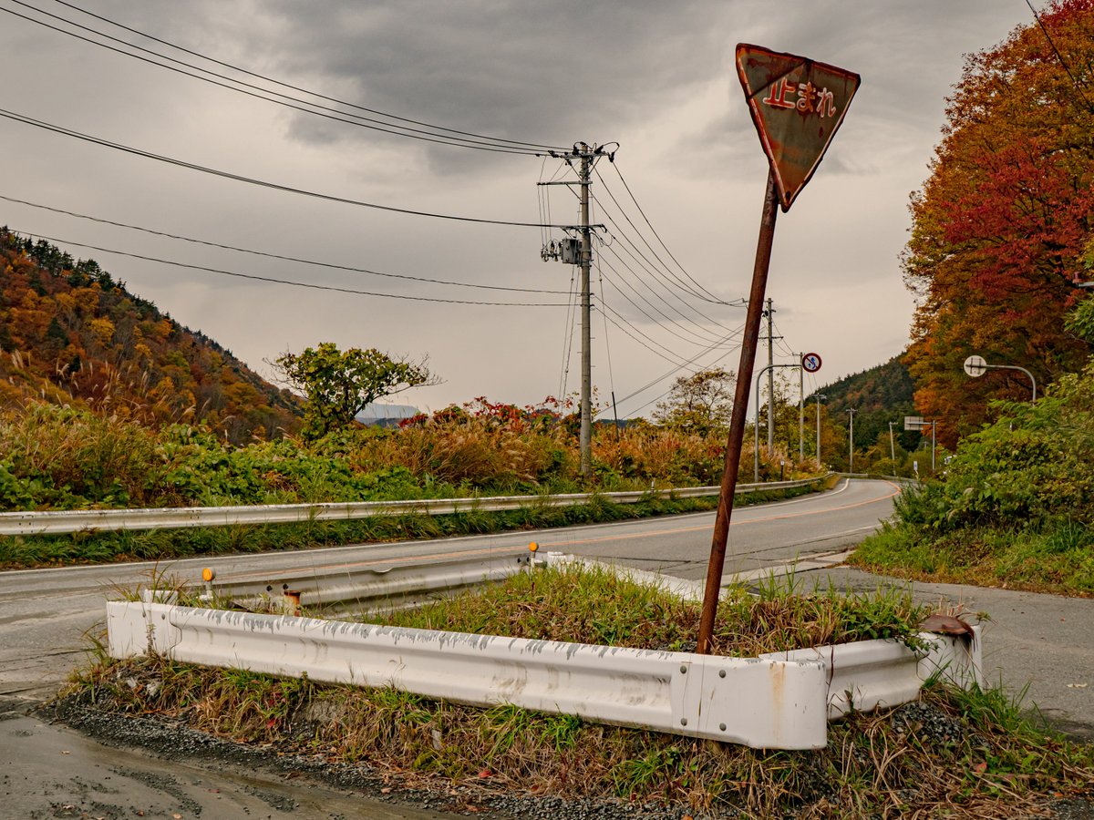 roadjapan's tweet photo. 雨の国道13号、秋。 https://t.co/rjpPrgnFmD