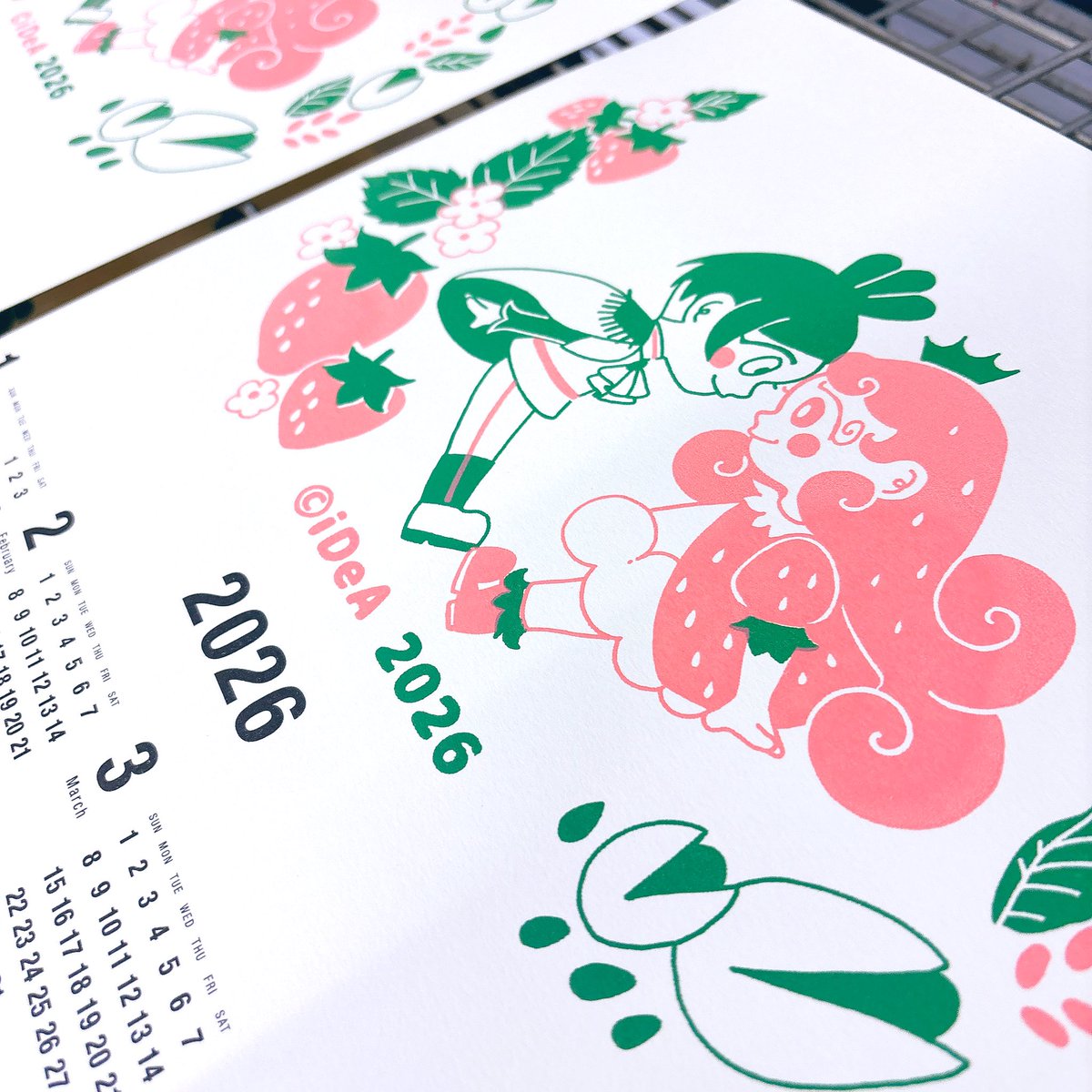 レトロ印刷さんの「カレンダー台紙」を使って2026年のカレンダーをシルクスクリーンで印刷しました🍓🫛
次のイベントで販売予定です！
一枚一枚手刷りで作ったので是非2026年の彩りに使ってくださいね！