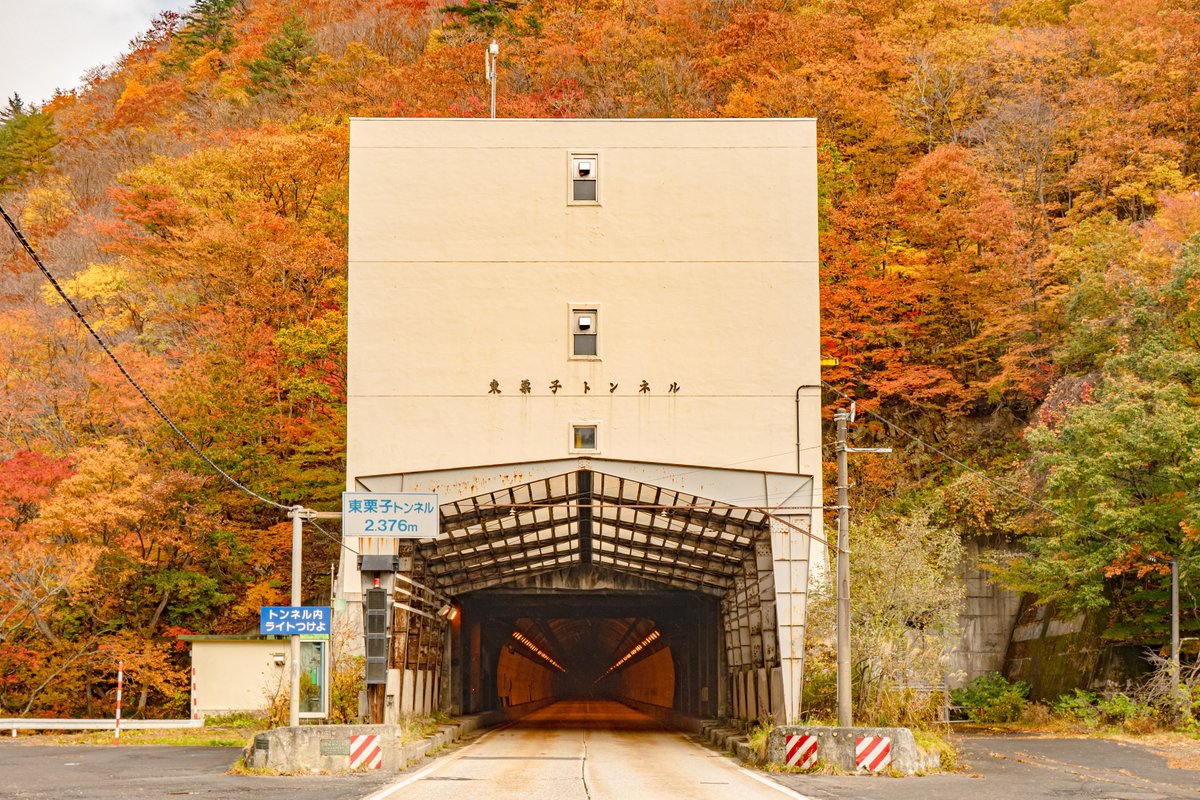 roadjapan's tweet photo. 雨の国道13号、秋。 https://t.co/rjpPrgnFmD
