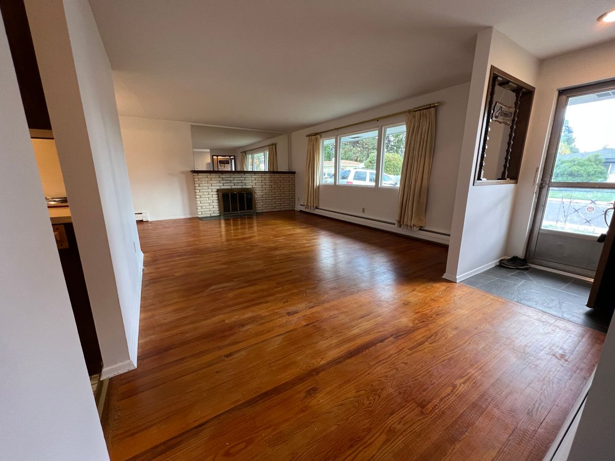 NukeyRealty's tweet image. ✨ Rent-ready &amp;amp; updated! 4BD/2BA (2,392 sq. ft.) home w/ open layout, mini-split heating &amp;amp; cooling, &amp;amp; fenced yard perfect for pets 🐾

📍 3728 W Delbert Ave, Spokane
💰 $2,295/mo | Avail 11/10/25 | 🐶 Pet-friendly

👉 ow.ly/7WM250XloaO

#SpokaneWA #ForRent