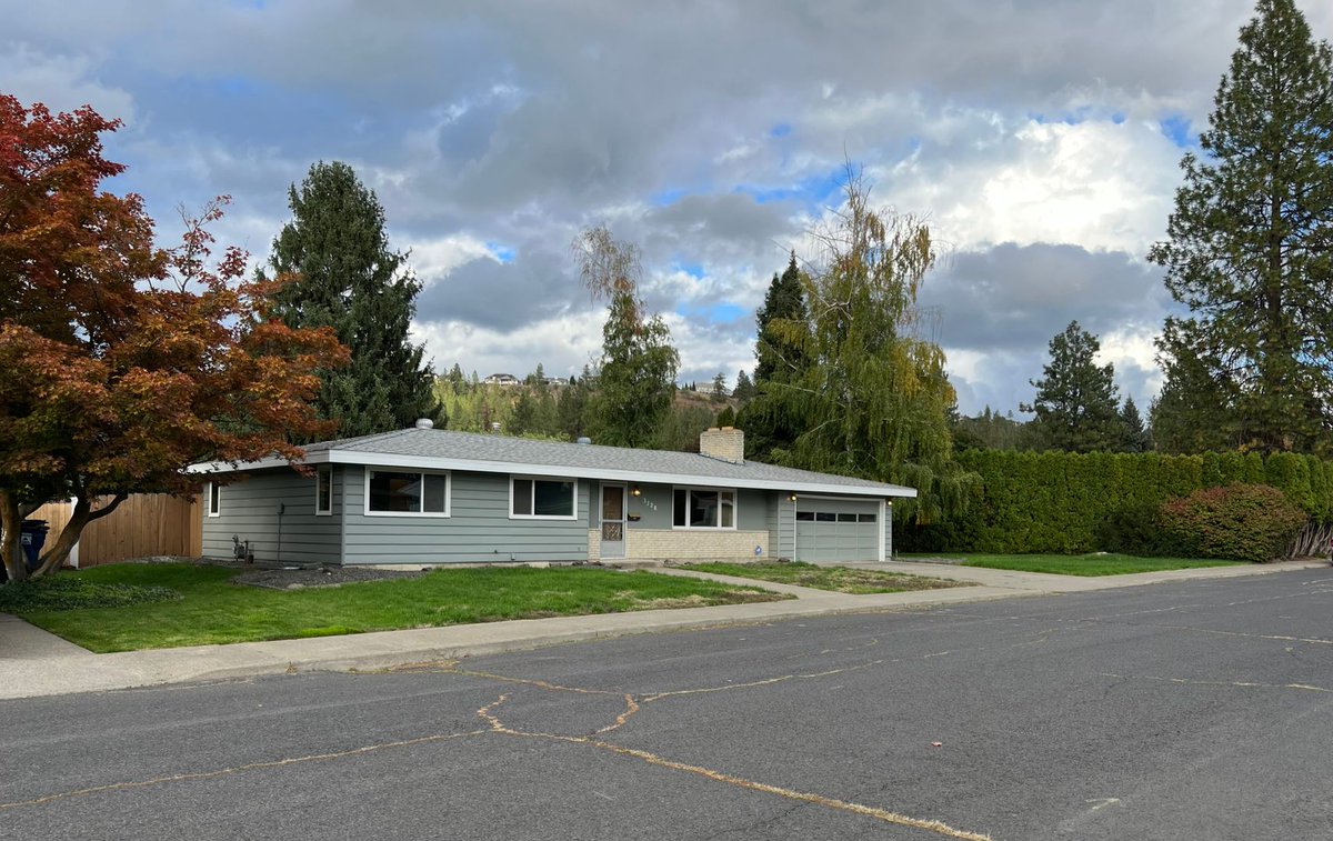 NukeyRealty's tweet image. ✨ Rent-ready &amp;amp; updated! 4BD/2BA (2,392 sq. ft.) home w/ open layout, mini-split heating &amp;amp; cooling, &amp;amp; fenced yard perfect for pets 🐾

📍 3728 W Delbert Ave, Spokane
💰 $2,295/mo | Avail 11/10/25 | 🐶 Pet-friendly

👉 ow.ly/7WM250XloaO

#SpokaneWA #ForRent