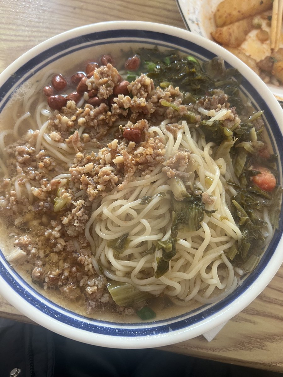 早🥱 晨跑完来一碗酸豆角特色肉末面🤤