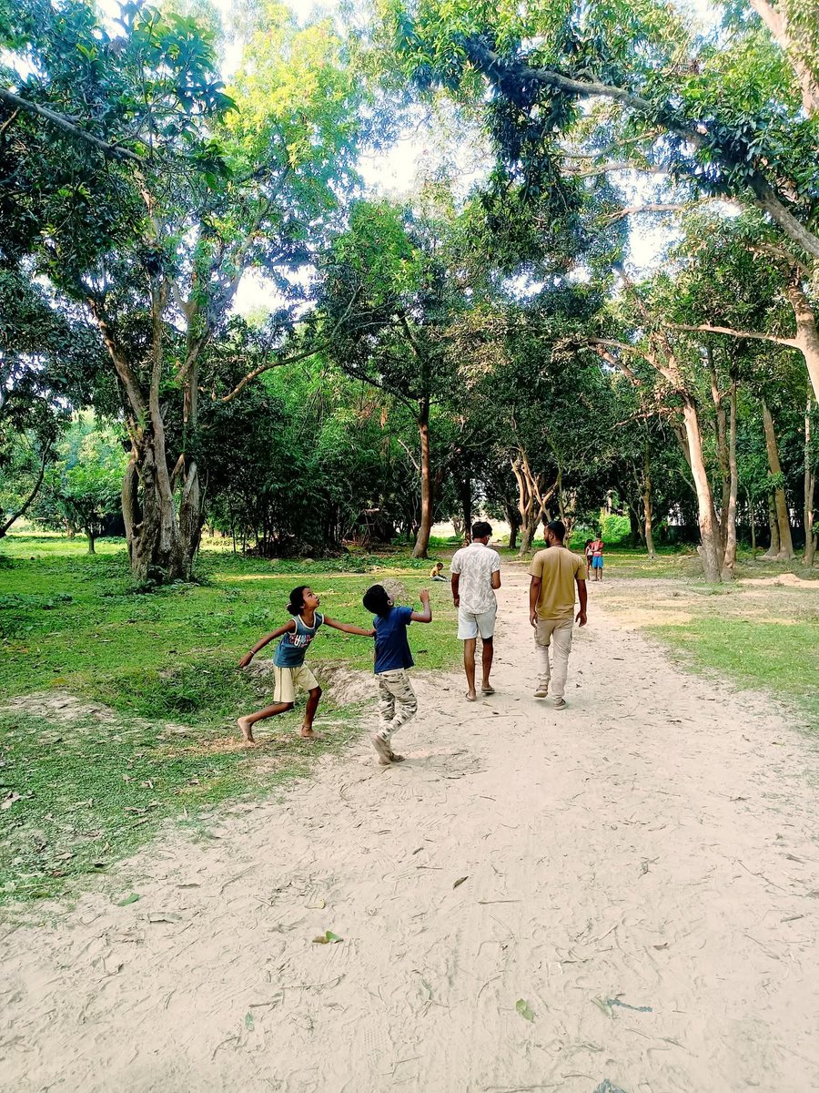 वक्त ने चाहे कितना भी बदल दिया हो, पर दिल हमेशा उन कच्ची पगडंडियों की ओर भागता है। 😊

सुप्रभात 
सुबह का राम राम सा ❤🙏