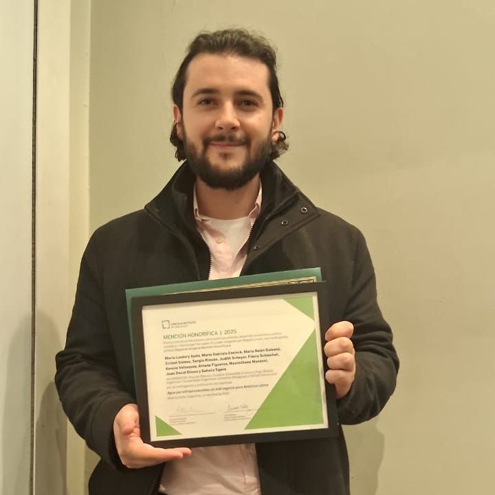 ConnectasLab's tweet image. 🎉 ¡Felicitaciones! 🎉
La investigación: "Agua por ultraprocesados, un mal negocio para América Latina", recibió mención honorífica en los #PremiosLincoln.
💧 Un especial sobre las empresas alimentarias y las políticas públicas que afectan el acceso al agua.
Realizada con…