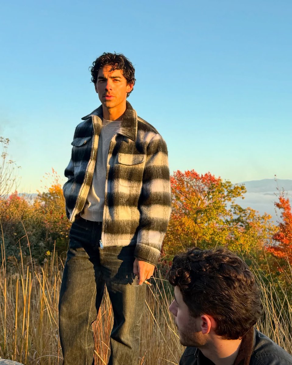 Lonelywarrior3's tweet photo. Joe Jonas el  crush que tengo desde la adolescencia y que envejeció como un buen vino. https://t.co/WrzBBJTvbD