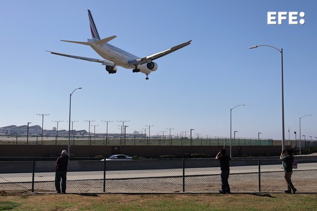 Tres de las principales aerolíneas de EE.UU. anuncian que cancelarán 700 vuelos para cumplir con el recorte de actividad por el cierre del Gobierno.
efe.com/economia/2025-…