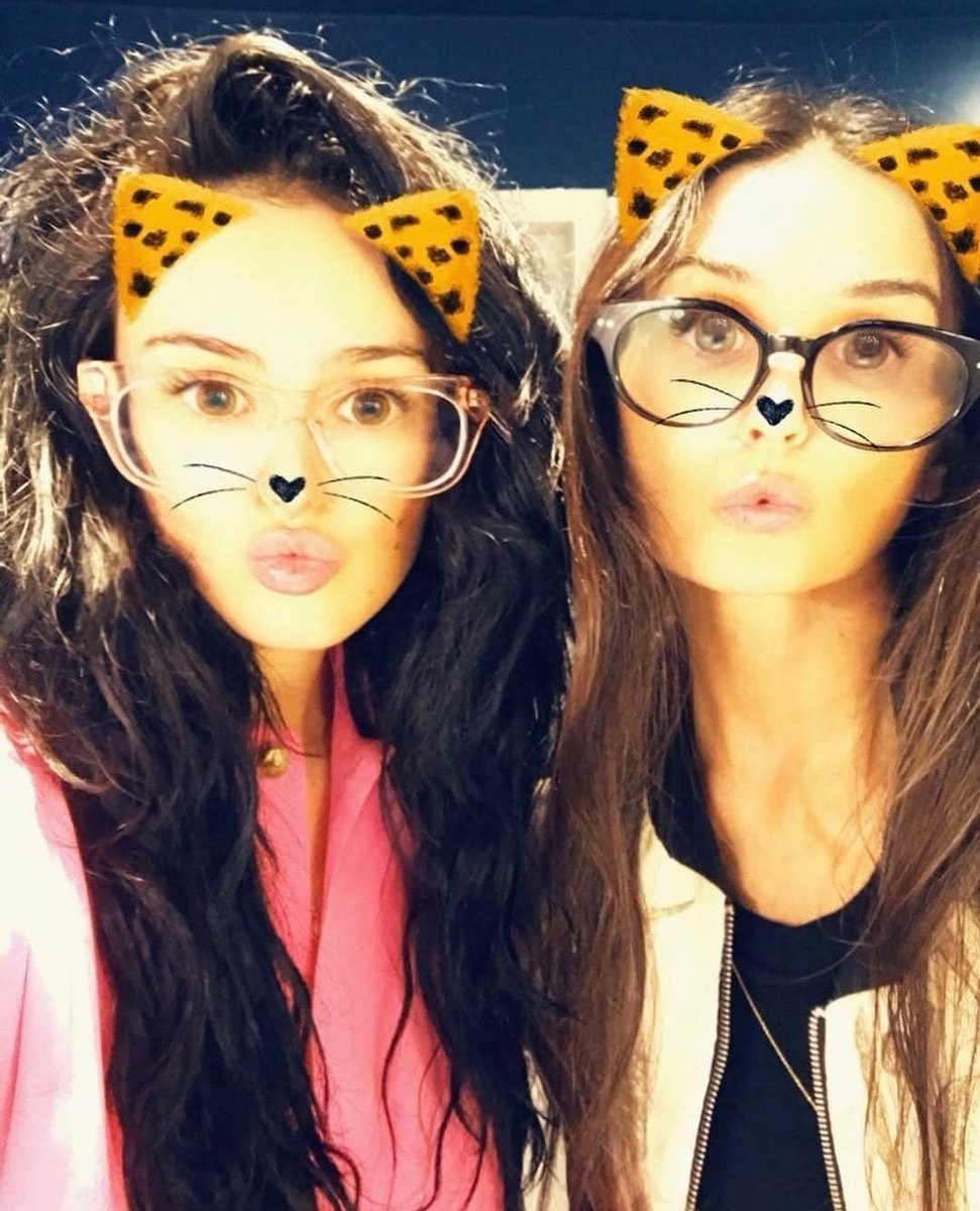 moore2d_'s tweet photo. sob sob  I ♡  her selfies  …  new one 4 the collection  #princessdemi https://t.co/WkJj0TXEsB