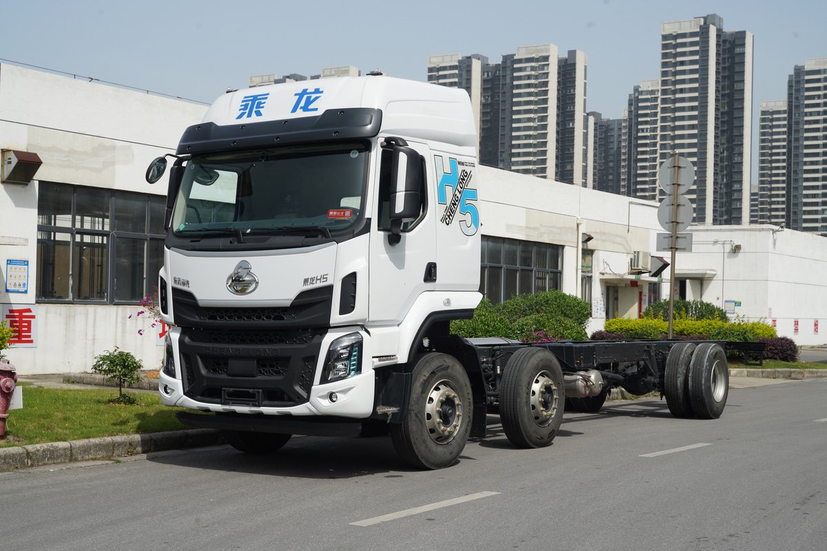 gsn_auto's tweet image. Combining high-efficiency powertrain and lightweight design for higher payloads and lower fuel consumption.  #trucklife #TrukTambang #miningproject #lightweightdesign #truckinnovation  #fyp #Chenglong