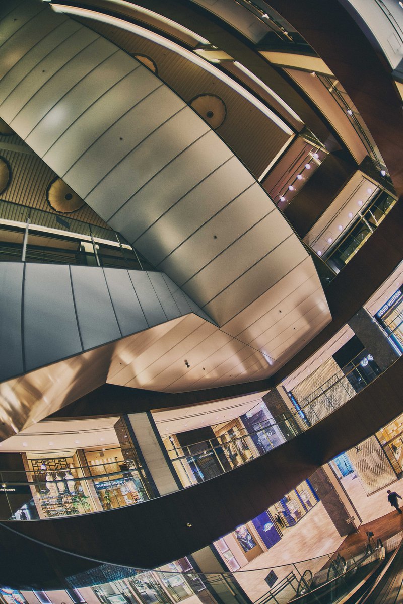 吹き抜けのビル