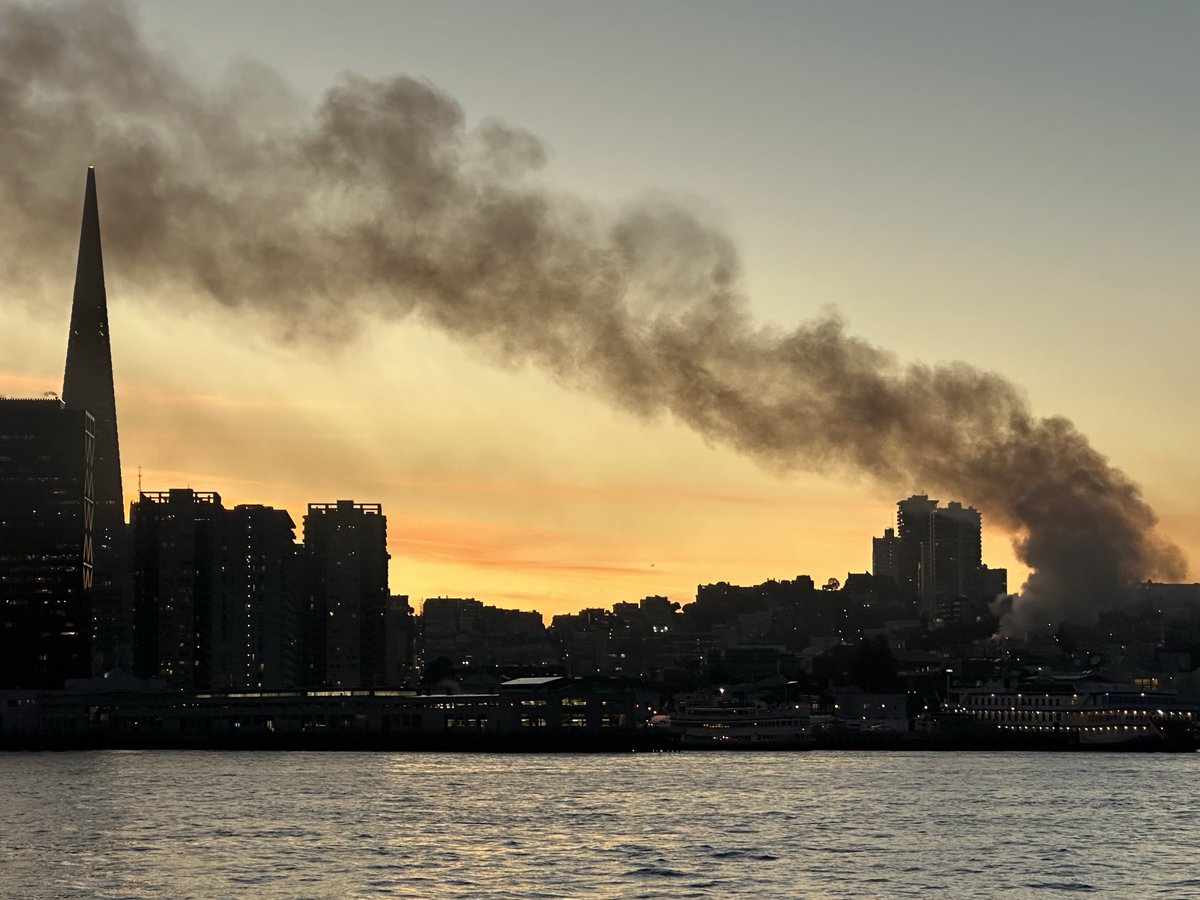 adam_piron's tweet image. what going on with this fire in San Francisco? i can smell it from the ferry